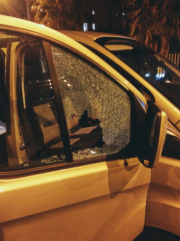 Vandalismus am Mietwagen in Barcelona CG-161227-0040-1.jpg