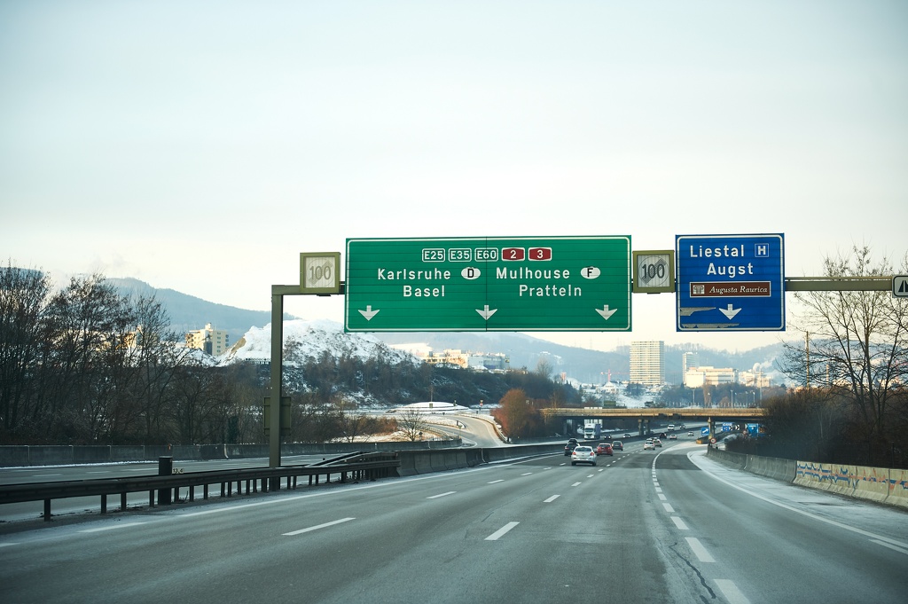 Autobahn durch die Schweiz CS-170107-0023-1.jpg