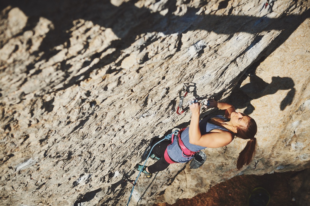 Lena Böhm in Lochverstärker (9+) an der Kuhkirchner Wand im Frankenjura CS-180324-0197-2.jpg