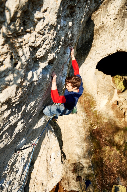 Jonas Hund klettert Lochverstärker (9+) an der Kuhkirchner Wand im Frankenjura CS-180324-0692-1.jpg