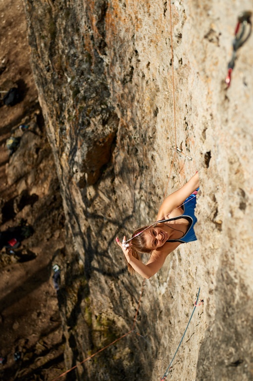 Lena Böhm klettert den Reinhard Karl Gedenk-Weg (5+) an der Roten Wand im Frankenjura CS-180330-0132-1.jpg