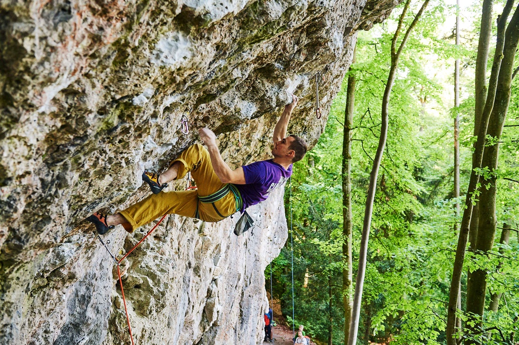 Kevin klettert Master Blaster (10-/10) an der Schlossbergwand im Wiesenttal, Frankenjura CS-180506-0291-1.jpg