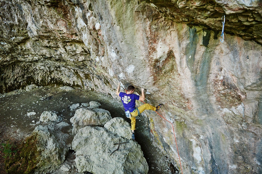 Kevin klettert Master Blaster (10-/10) an der Schlossbergwand im Wiesenttal, Frankenjura CS-180506-0535-1.jpg