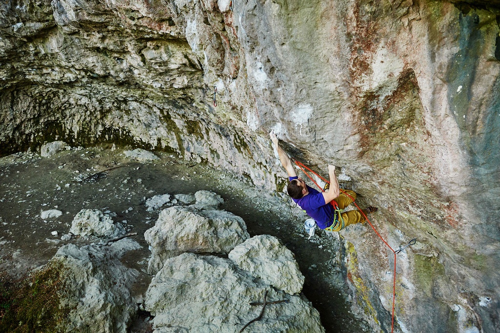 Kevin klettert Master Blaster (10-/10) an der Schlossbergwand im Wiesenttal, Frankenjura CS-180506-0545-1.jpg