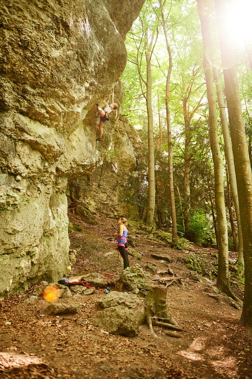 Lena sichert Martina in Märchenprinz (9-) an der Dornröschenwand im Frankenjura CS-180528-0004-1.jpg