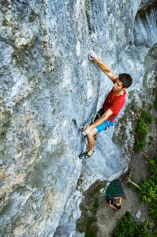 Julian Söhnlein in seinem Projekt am Jungfernriss im Wiesenttal, Frankenjura CS-180620-0240-1.jpg