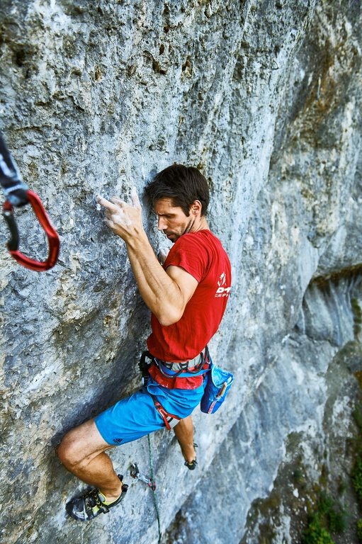 Julian Söhnlein in seinem Projekt am Jungfernriss im Wiesenttal, Frankenjura CS-180620-0360-1.jpg