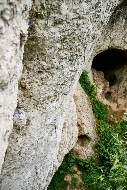 Ein Blick in die Route Fingerfood (10-) an der Kuhkirchner Wand im Wiesenttal nach einem Regenschauer CS-180711-0004-1.jpg