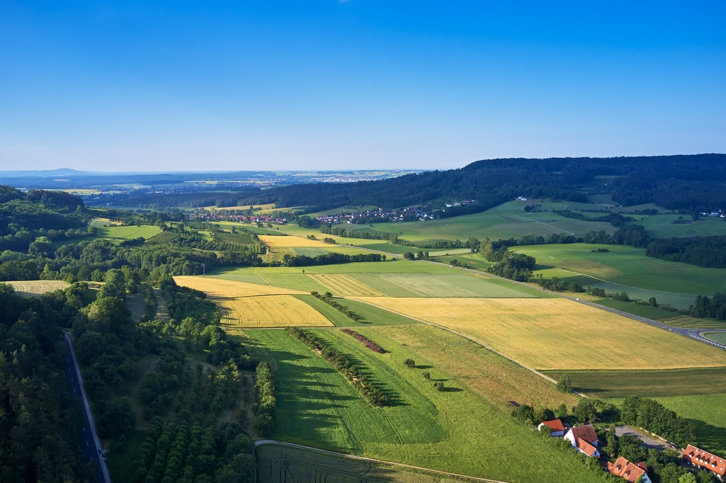 Blick auf das Dorf Walkersbrunn am Rande der Fränkischen Schweiz im Morgenlicht CS-170914-0013-1.jpg
