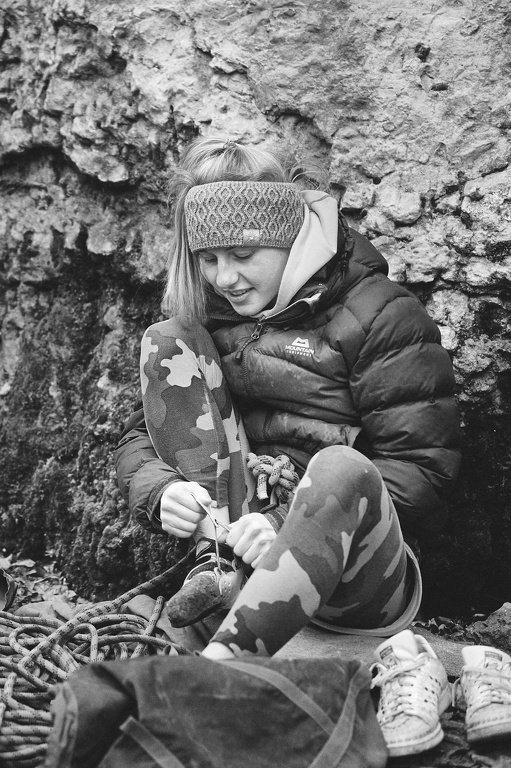 Martina macht sich bereit für Battle Cat (8c) am Hängenden Stein im Pegnitztal CS-200506-0344-4.jpg