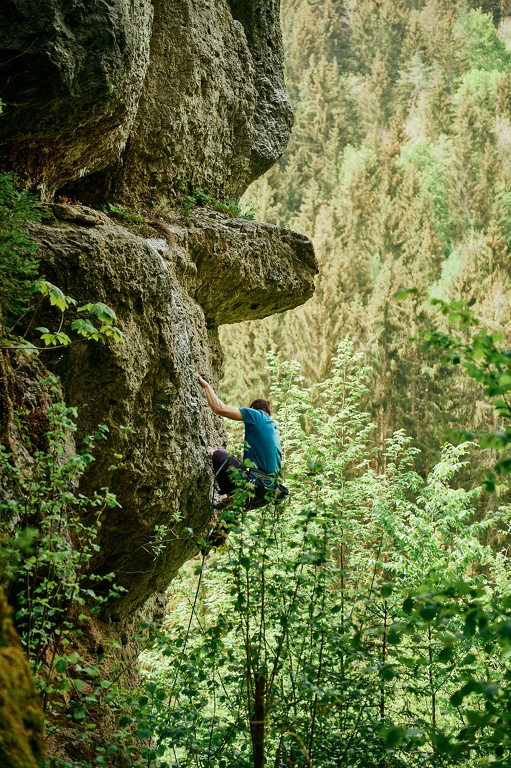 Kevin Schatz klettert Weltwunder (8a) am Dromedar im Püttlachtal CS-200509-0313-1.jpg