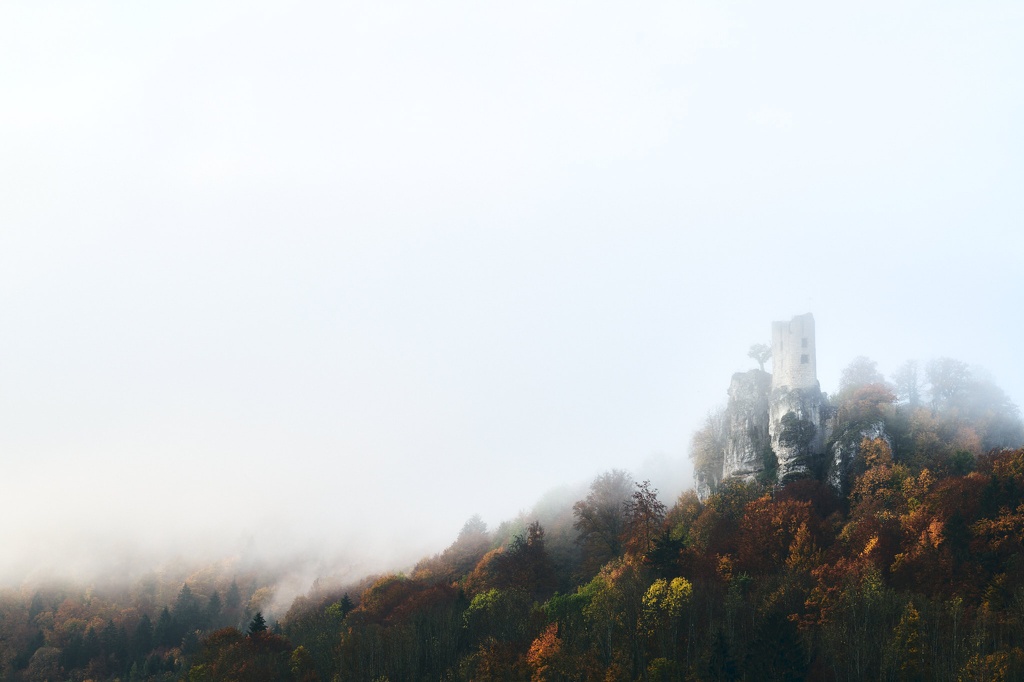 Blick auf die Ruine Neideck bei Nebel im Herbst CS-201025-1934-4.jpg
