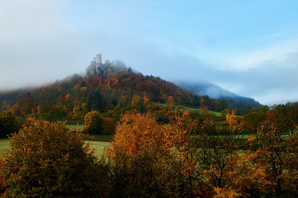 Blick auf die Ruine Neideck bei Nebel im Herbst CS-201025-1945-1.jpg