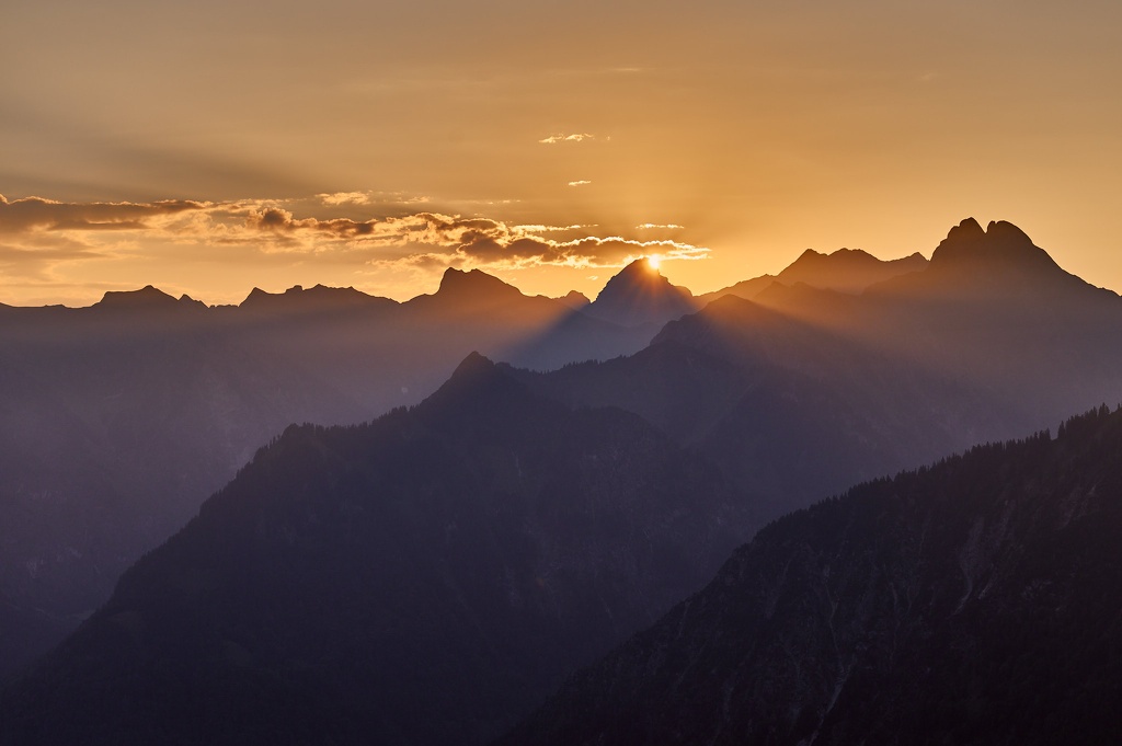Sonnenaufgang hinter dem Hochvogel in den Allgäuer Alpen CS-210910-5145-2.jpg