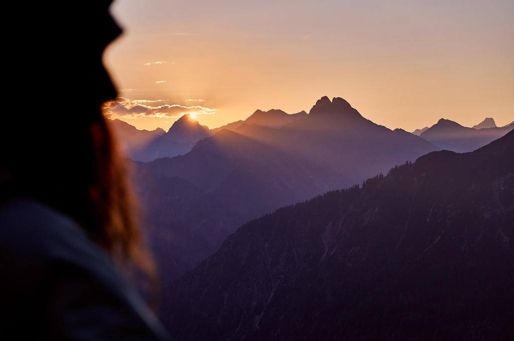 Nadine genießt den Sonnenaufgang in den Allgäuer Alpen CS-210910-5151-1.jpg