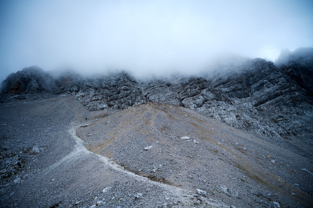 Blick zurück auf den wolkenverhangenen Gipfel CS-220813-1016-1.jpg
