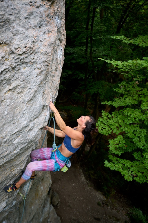 Michèle klettert Die Vollendung (8+) am Rolandfels im Kleinziegenfelder Tal CS-220826-6371-1.jpg
