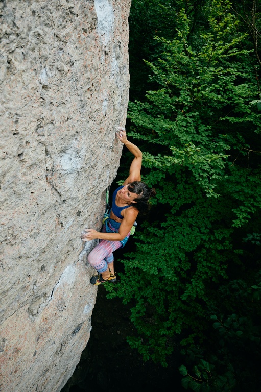 Michèle klettert Die Vollendung (8+) am Rolandfels im Kleinziegenfelder Tal CS-220826-6468-4.jpg