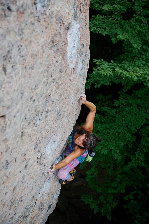 Michèle klettert Die Vollendung (8+) am Rolandfels im Kleinziegenfelder Tal CS-220826-6575-1.jpg