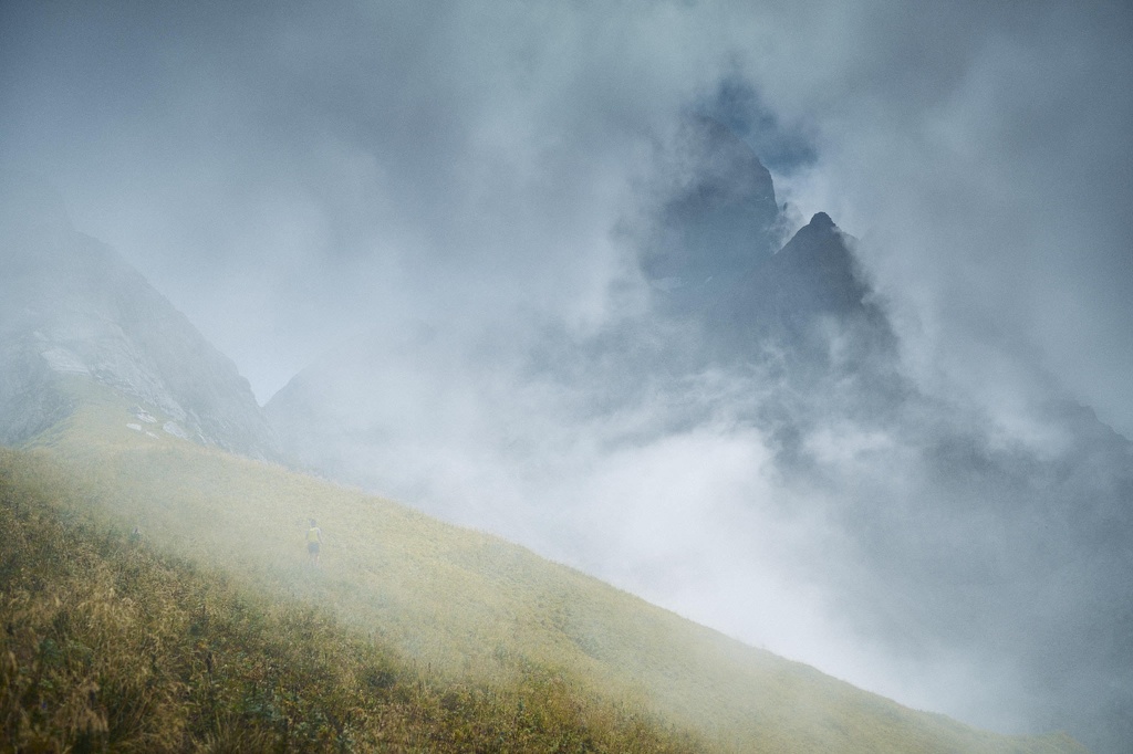 Nadine vor der Kulisse von in Wolken gehüllten Hinterer Wilder Gund und Trettachspitze CS-230908-4982-2.jpg