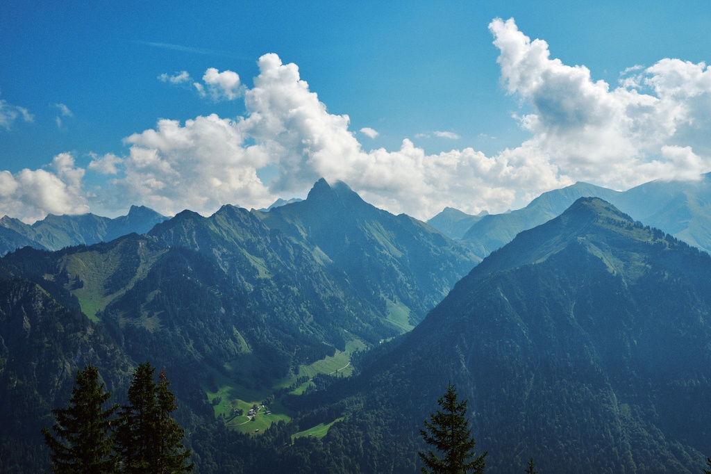 Blick auf das Allgäuer Bergpanorama mit Schneck, Höfats und dem Kegelkopf im Vordergrund CS-230910-5587-6.jpg