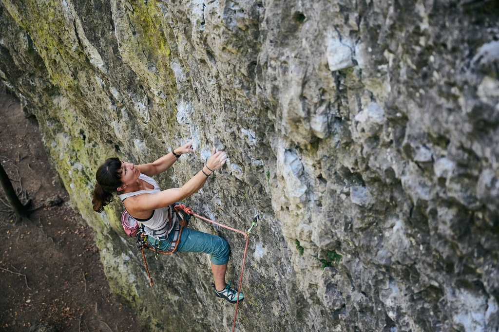 Madlen Haarbach klettert Stracciatella (7) an der Kalten Wand im Wiesenttal CS-230917-4946-2.jpg