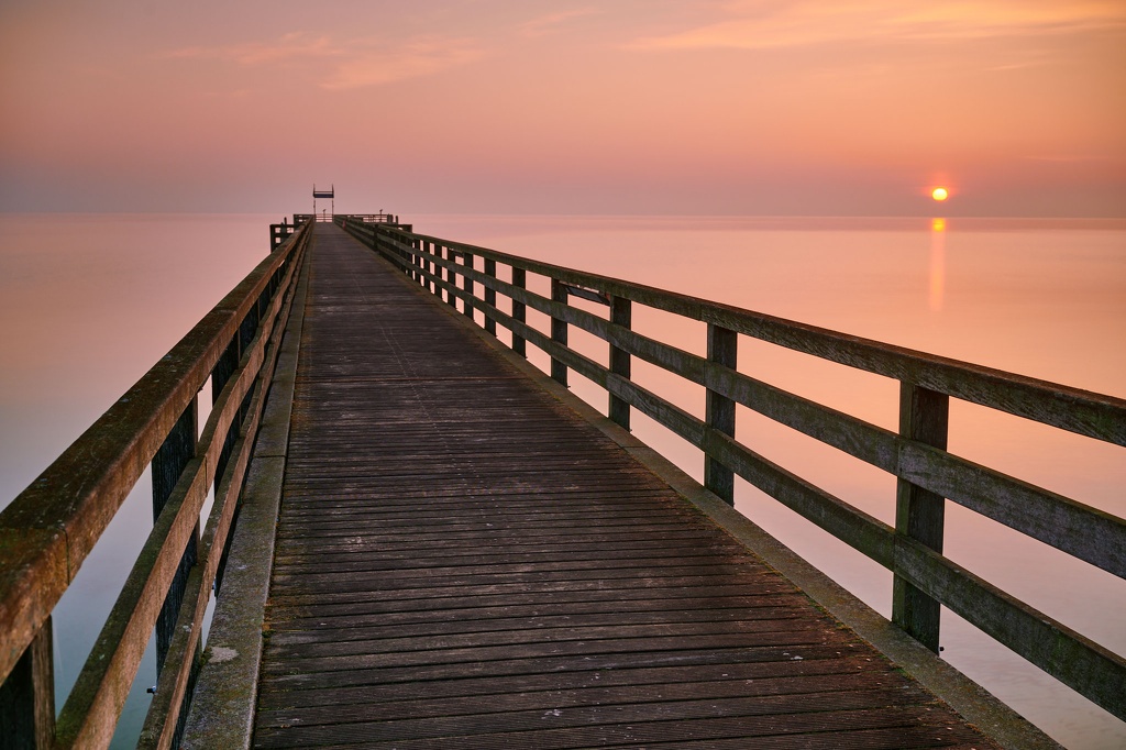 Sonnenaufgang an der Seebrücke Boltenhagen CS-240427-0845-1.jpg