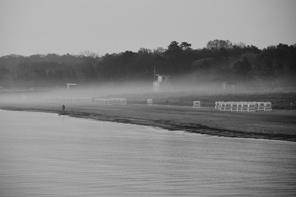 Nebelschwaden im Morgengrauen am Strand von Boltenhagen CS-240427-0877-2.jpg
