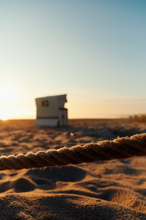 Strandkorb im Morgenlicht am Strand von Boltenhagen an der Ostsee CS-240427-1061-1.jpg