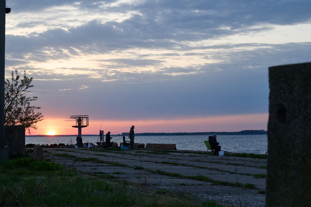 Angler im Morgengrauen an der Wohlenberger Wiek CS-240430-2032-1.jpg