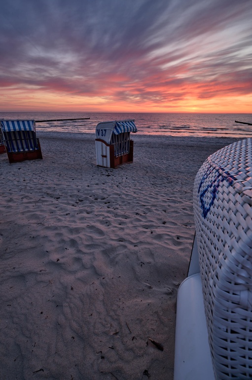 Strandkörbe im Sonnenaufgang in Boltenhagen CS-240508-4334-1.jpg