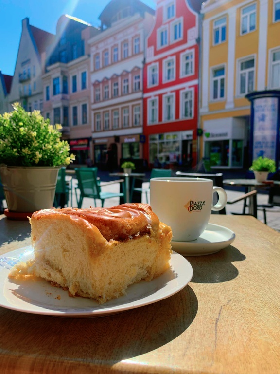 Pause mit Kaffee und Zimtschnecke in Rostock CS-240517-6760-1.jpg