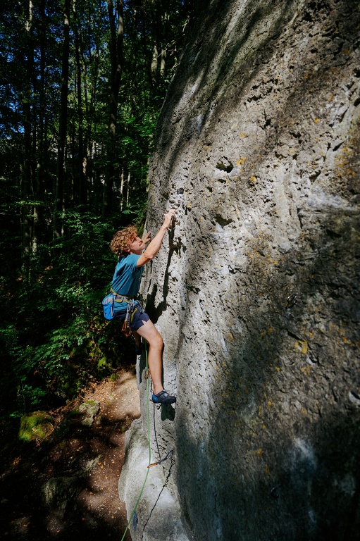 Julian klettert am Steinpilz im Wiesenttal CS-240812-6746-1.jpg