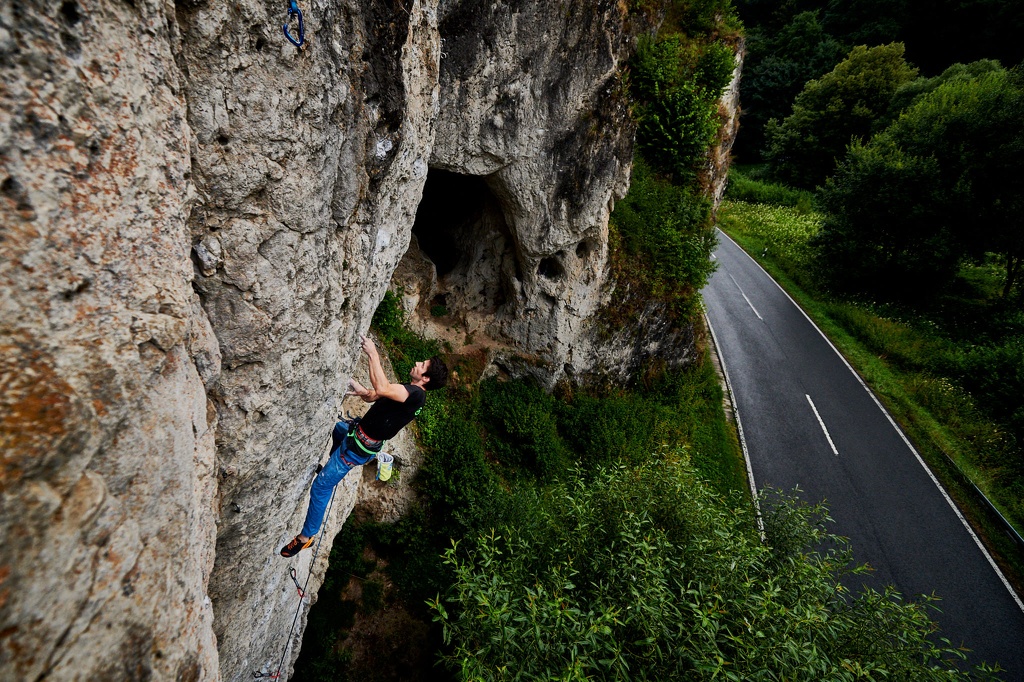 Julian Söhnlein klettert Fingerfood (10-) an der Kuhkirchner Wand im Wiesenttal CS-180711-0230-1.jpg