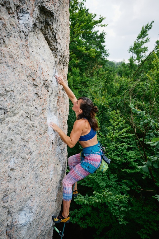 Michèle klettert Die Vollendung (8+) am Rolandfels im Kleinziegenfelder Tal CS-220826-6523-1.jpg