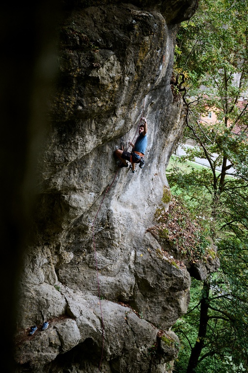 Julian beim Projektieren von Harakiri an der Eisernen Jungfrau im Wiesenttal CS-231005-8312-1.jpg