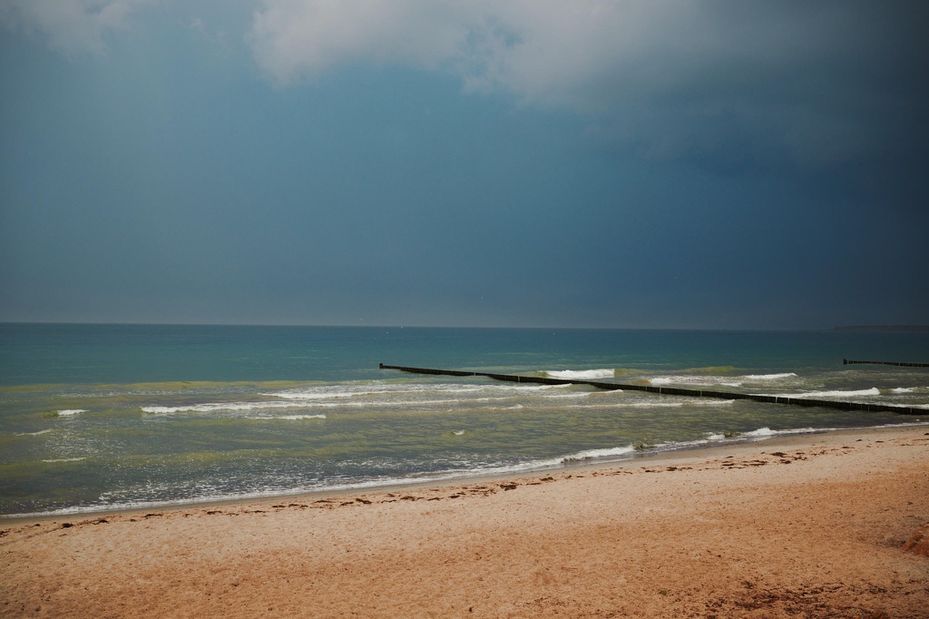 Wellenbrecher am Strand Boltenhagen vor einem Gewitter CS-240503-3692-1.jpg