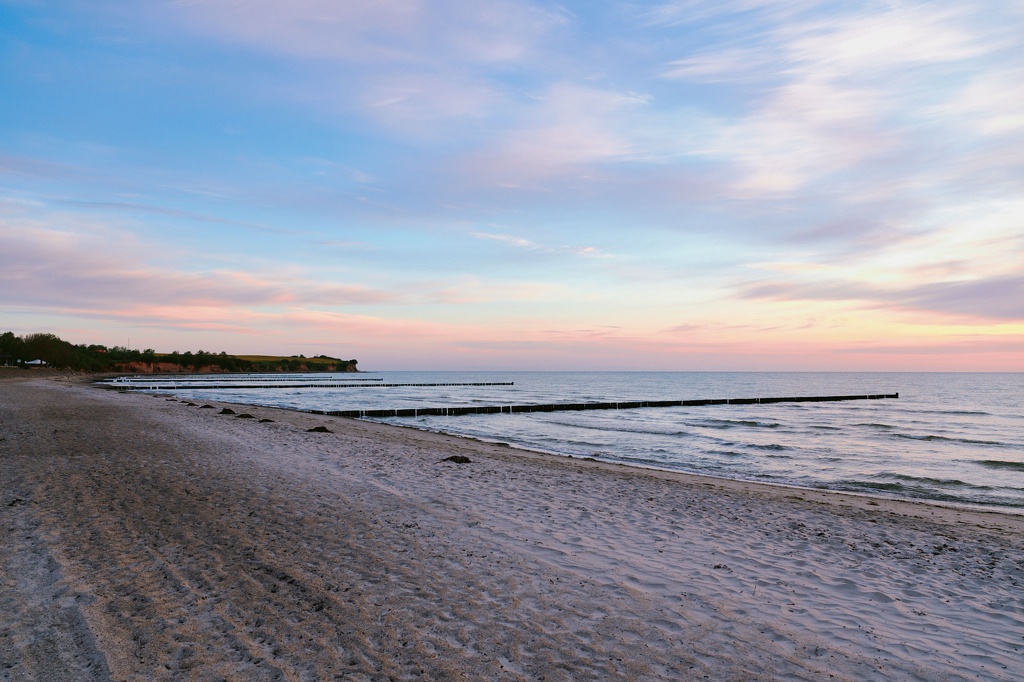Wellenbrecher am Strand in Boltenhagen CS-240508-4457-2.jpg
